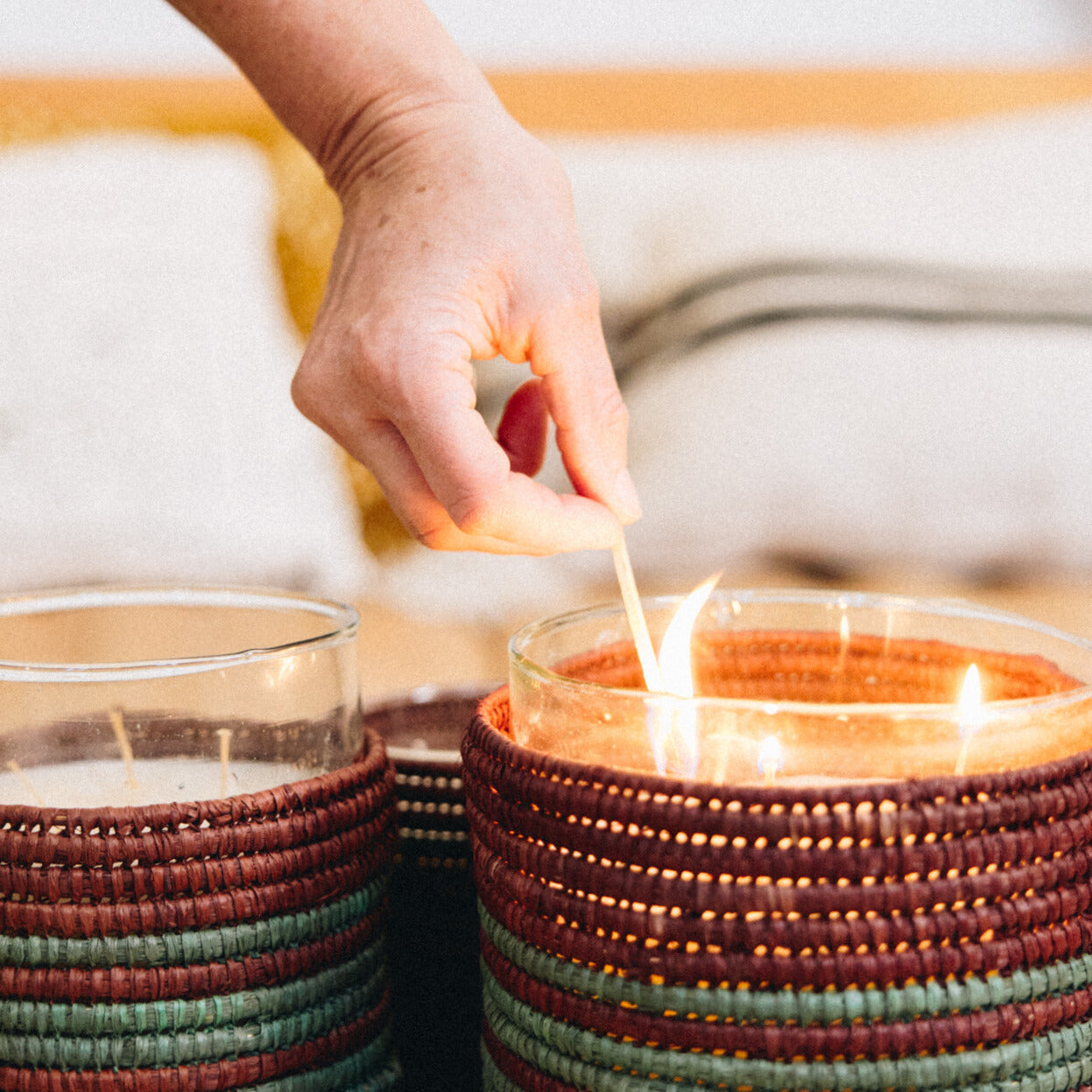 Une sélection d’objets artisanaux uniques : paniers tressés, bougies parfumées, plateaux et vases naturels. Des créations faites main qui allient authenticité, matières brutes et élégance intemporelle pour sublimer chaque intérieur.