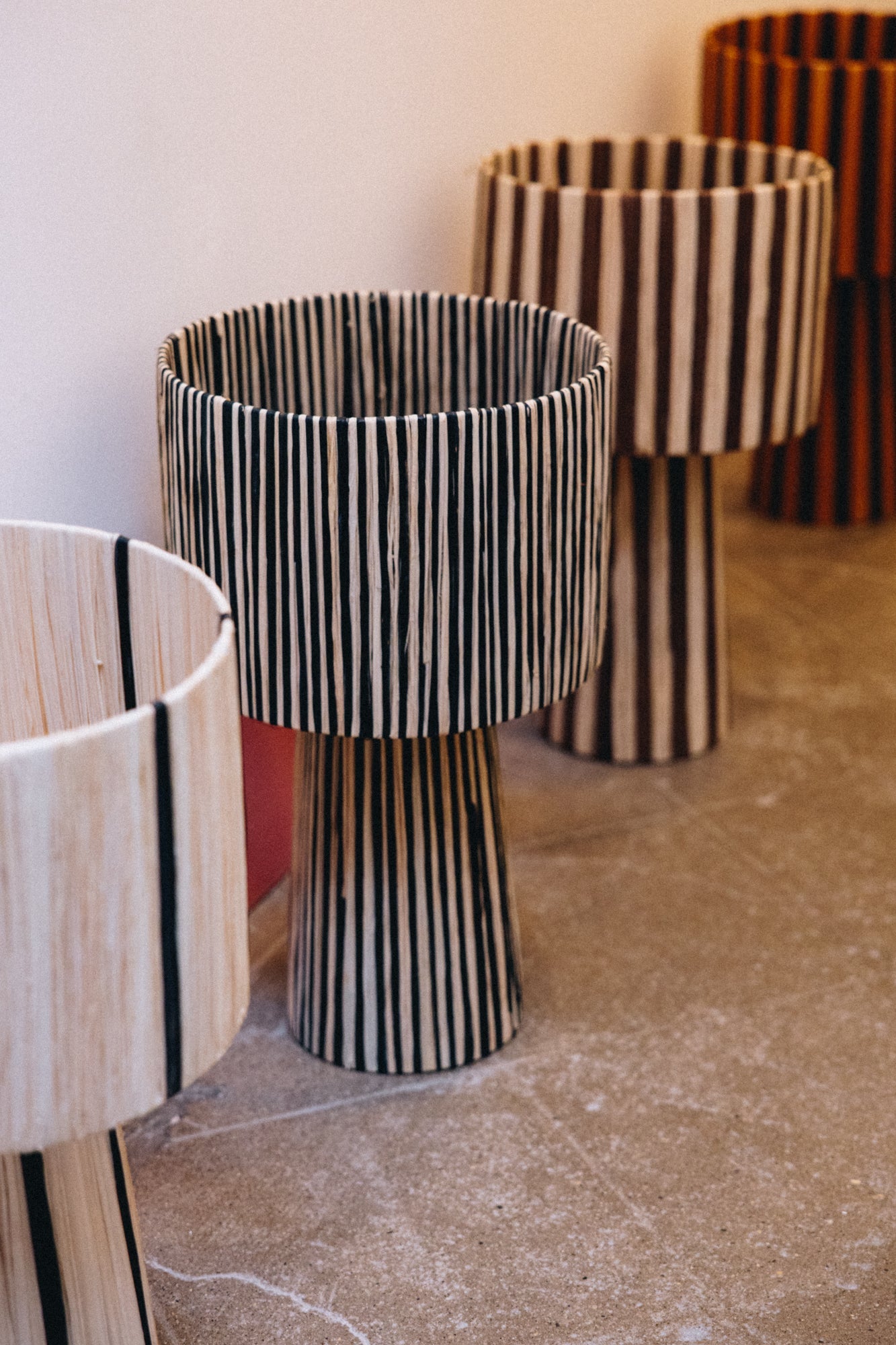 Apportez chaleur et caractère à vos espaces avec notre collection de lampes à poser artisanales.