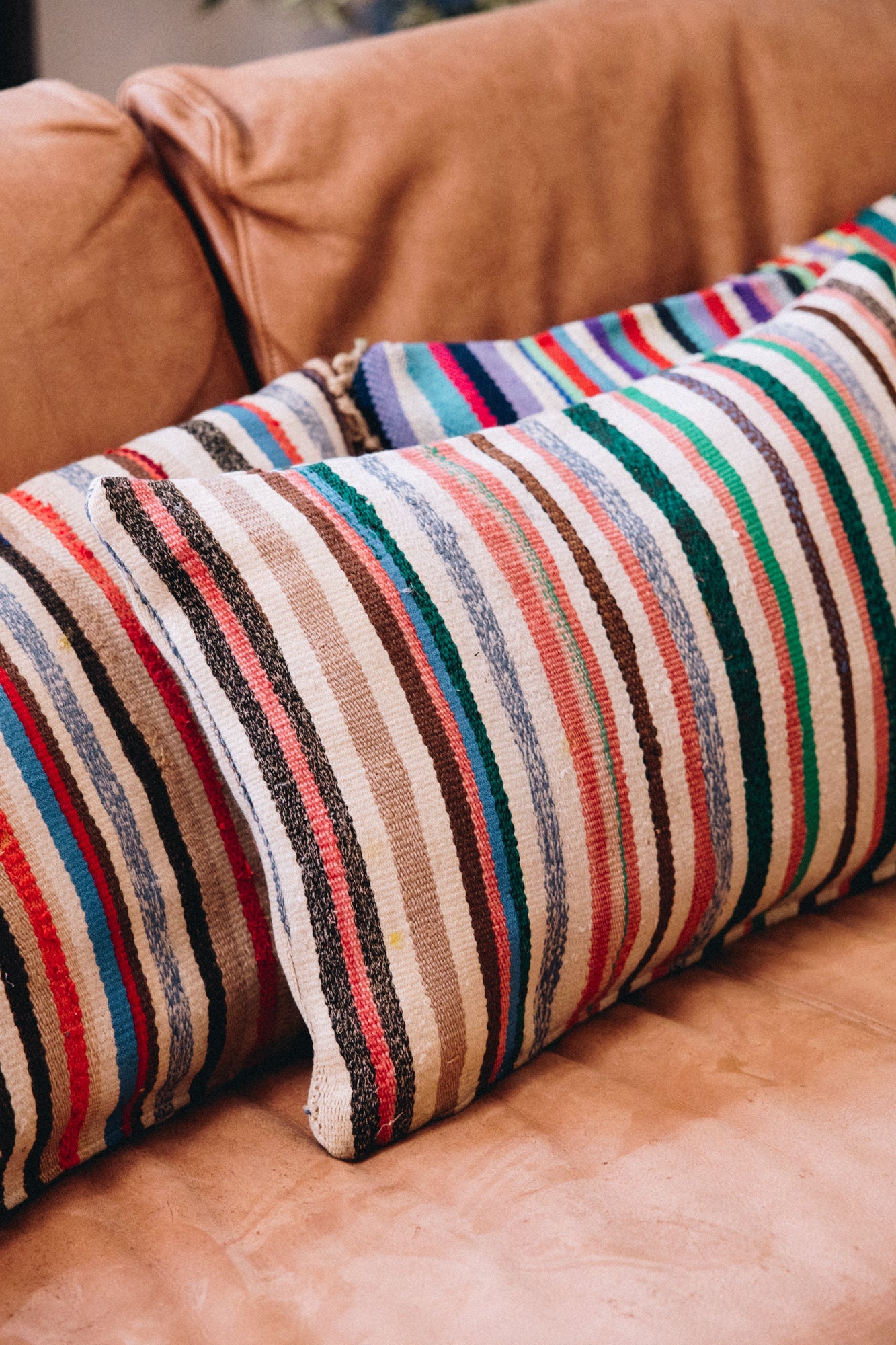 Élégance, savoir-faire et authenticité se rencontrent dans notre collection de housses de coussins