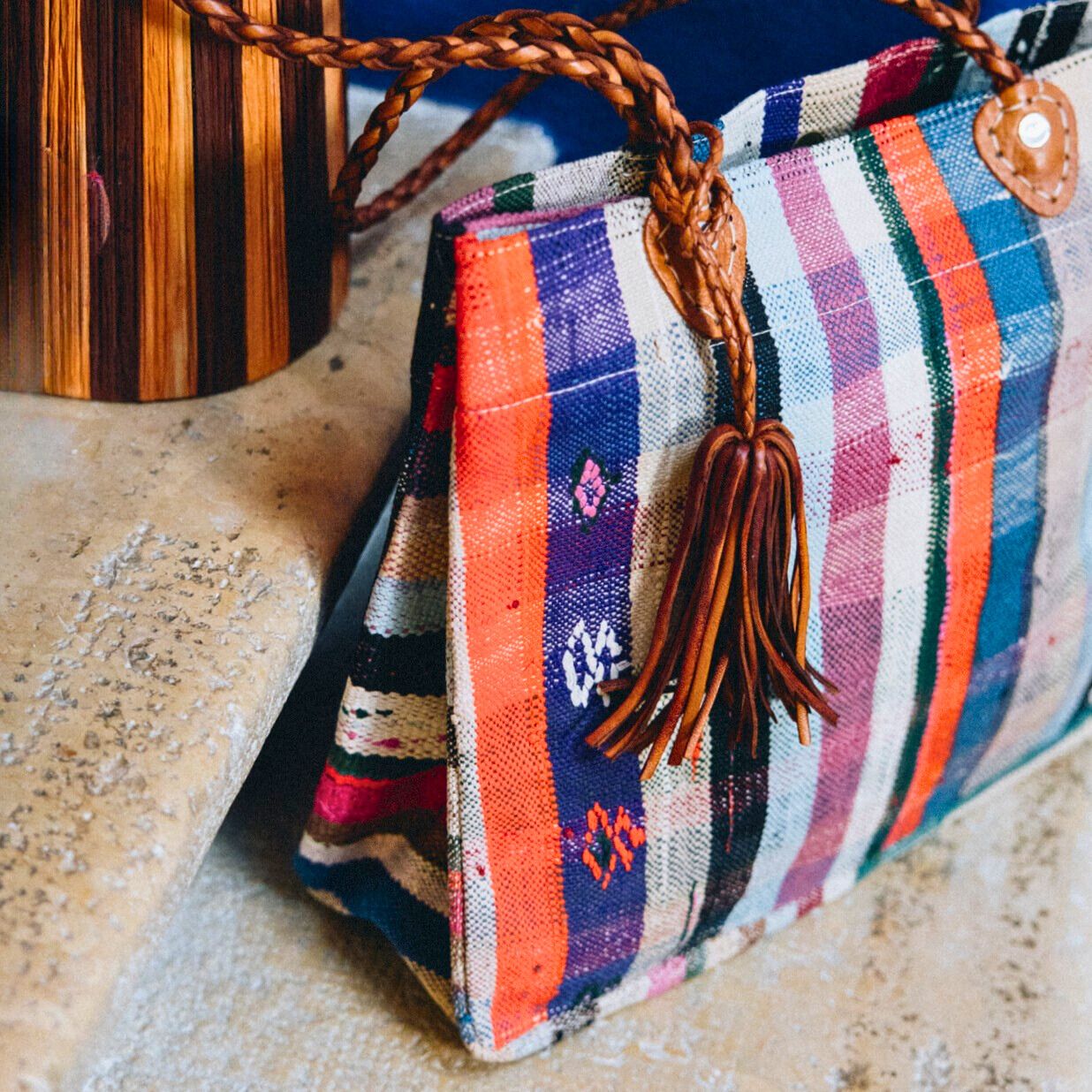 Sacs et pochettes en tissu Haïk, confectionnés à partir de pièces uniques et colorées.