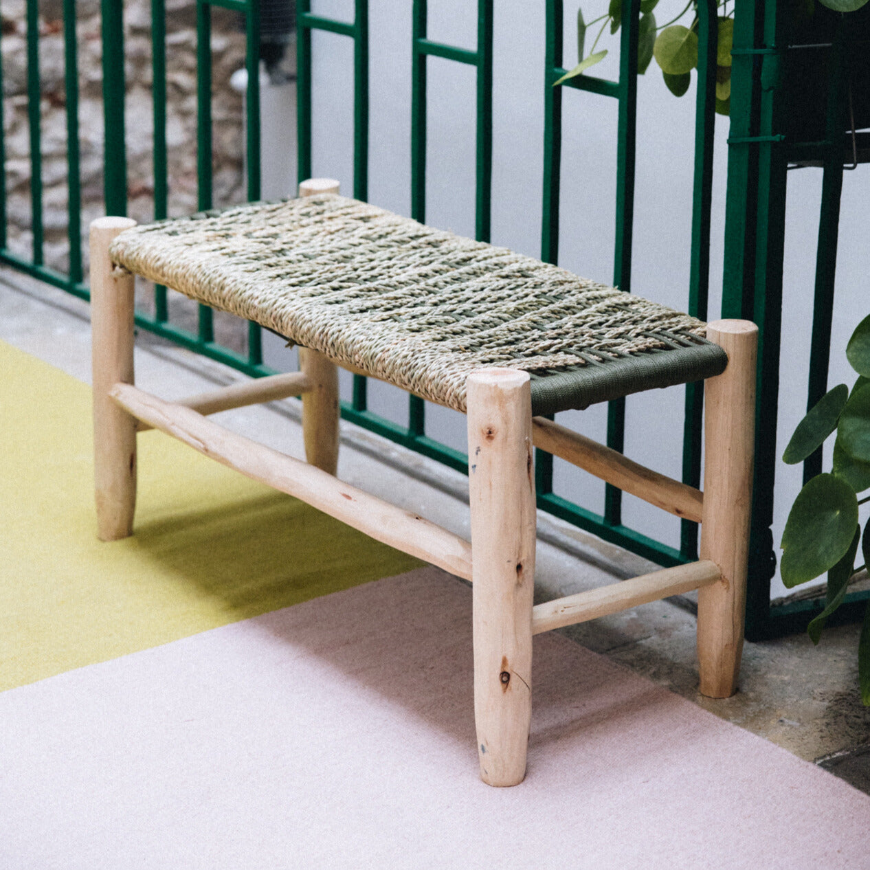 Bancs, tabourets et tables alliant design épuré et savoir-faire artisanal. Des pièces uniques en bois brut, fibres naturelles ou tressage main, pensées pour apporter chaleur, authenticité et style à votre intérieur.