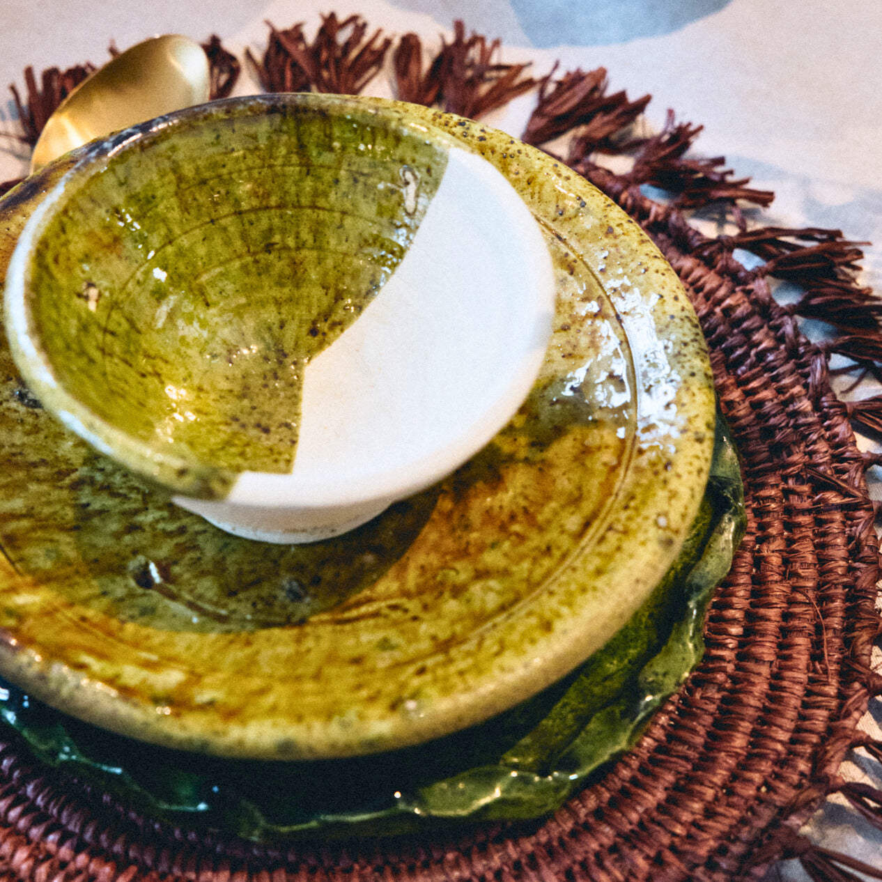 Une collection qui célèbre l’art de recevoir avec authenticité. Vaisselle en céramique de Tamegroute, sets de table en raphia ou corde tressée : chaque pièce mêle tradition artisanale et élégance naturelle pour sublimer vos repas du quotidien.