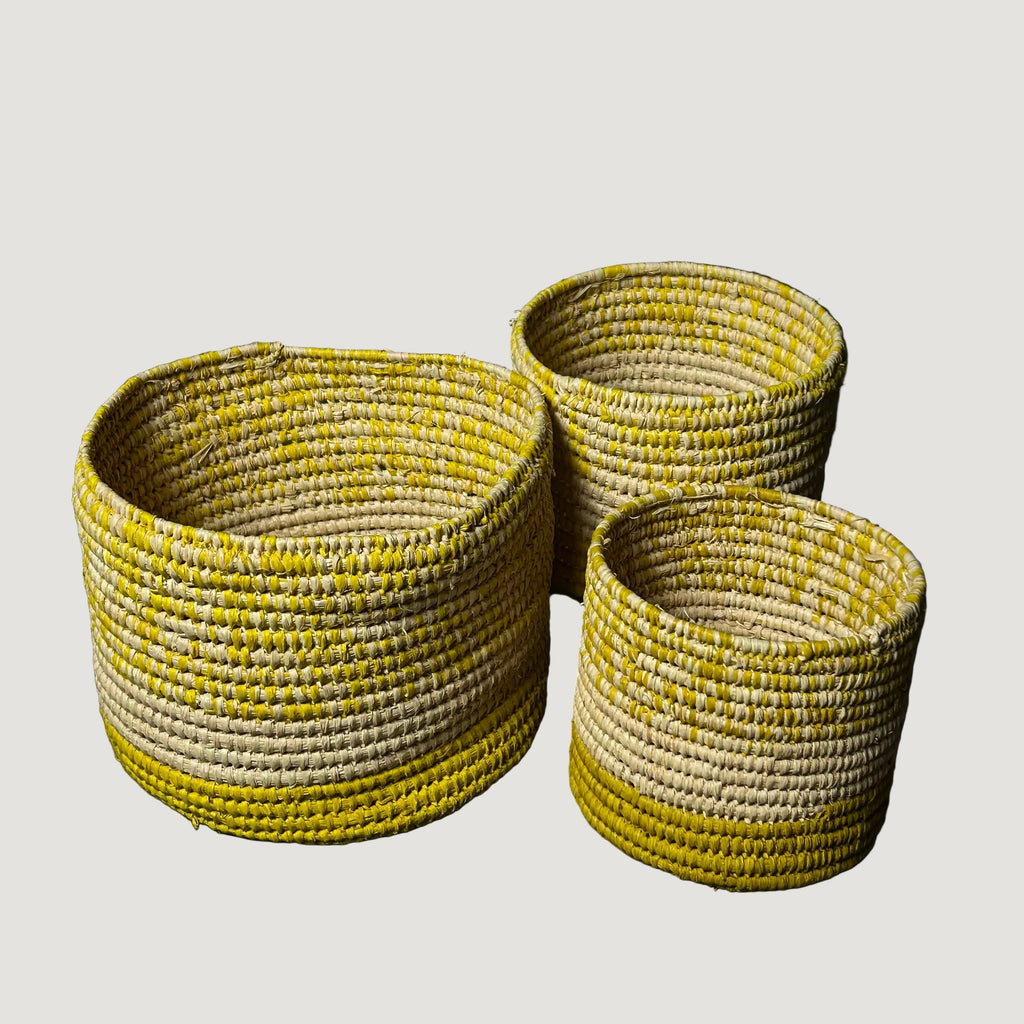 Les paniers ATAY incarnent le charme du fait-main et la beauté des fibres naturelles.
Tressés à la main en raphia, ils se distinguent par leurs teintes naturelles et leur texture douce, apportant une note bohème et raffinée à votre intérieur.