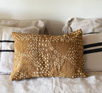 La housse AMSAY mêle authenticité et élégance ethnique.
Réalisée en coton tissé à la main et imprimé selon le savoir-faire traditionnel du bogolan malien, chaque pièce est unique.