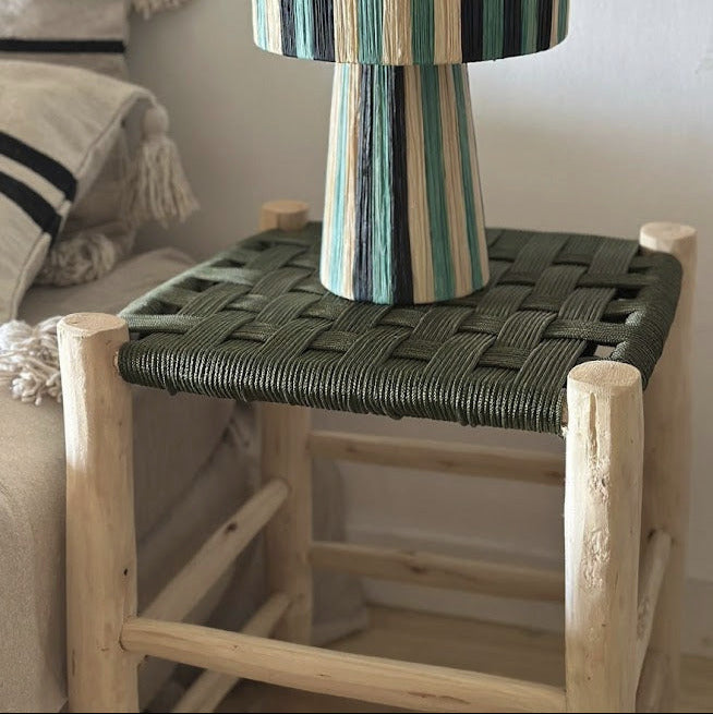 Alliant authenticité et design contemporain, le tabouret TAMARET est une pièce artisanale unique qui sublime les intérieurs naturels et bohèmes.
Son assise en fil de nylon tressé à la main s’accorde parfaitement avec la structure en bois brut, offrant une alliance subtile entre confort, légèreté et élégance brute.
