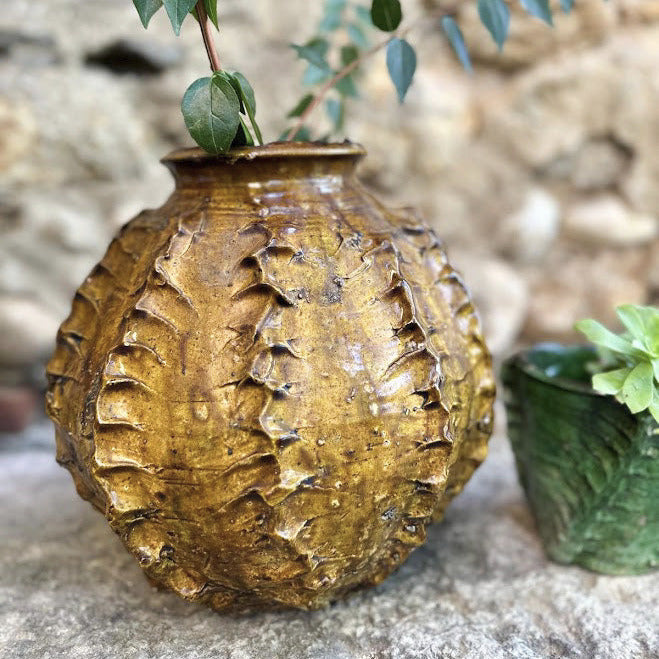 Élément fort de décoration, le vase AKAL se distingue par son caractère unique. Façonné à la main selon un savoir-faire ancestral.