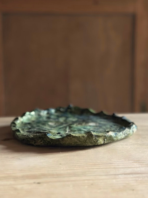 Façonnée à la main selon un savoir-faire artisanal traditionnel, l’assiette plate AZIR se distingue par sa forme volontairement cabossée, irrégulière et organique, qui fait tout son caractère.