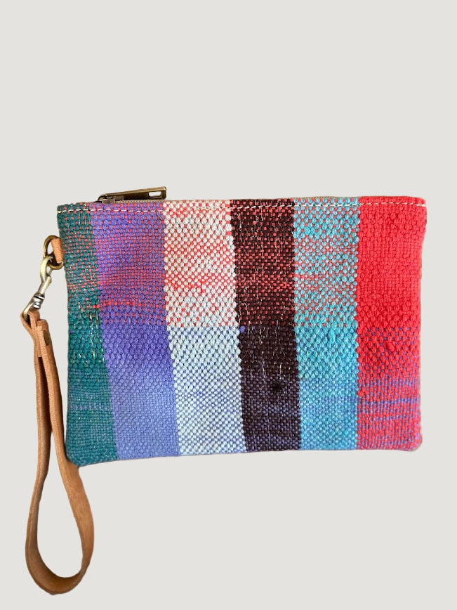 Les pochettes POKI sont confectionnées à partir de tissus Haïk marocains chinés, colorés et tous différents. Chaque modèle est une pièce unique, reflet d’un savoir-faire artisanal authentique.