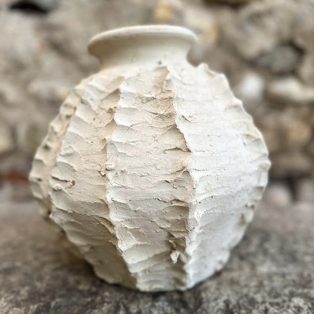 Elément fort de décoration, le vase AKALNAT se distingue par son caractère unique. Façonné à la main selon un savoir-faire ancestral, il existe en deux finitions :

Naturel : brut, rustique, au charme minéral