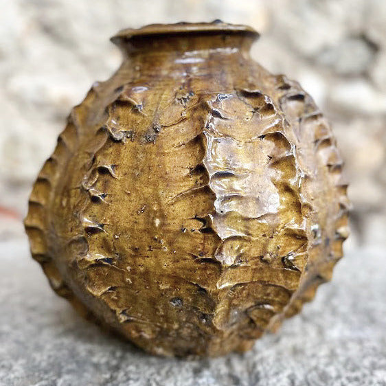 Élément fort de décoration, le vase AKAL se distingue par son caractère unique. Façonné à la main selon un savoir-faire ancestral.