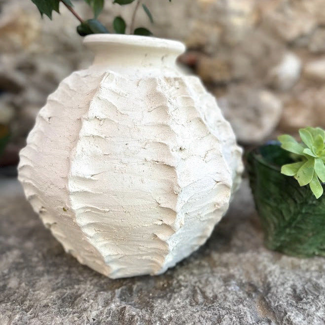 Elément fort de décoration, le vase AKALNAT se distingue par son caractère unique. Façonné à la main selon un savoir-faire ancestral, il existe en deux finitions :

Naturel : brut, rustique, au charme minéral