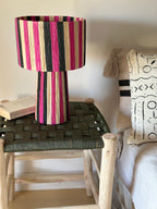 Apportez une touche de caractère et de douceur à votre intérieur avec la lampe AZGA, une pièce artisanale au design épuré et aux harmonies de couleurs naturelles.
Tissée à la main, en raphia, chaque lampe révèle un jeu de rayures exclusif, signature du savoir-faire artisanal ZliZ.