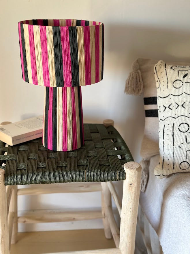 Apportez une touche de caractère et de douceur à votre intérieur avec la lampe AZGA, une pièce artisanale au design épuré et aux harmonies de couleurs naturelles.
Tissée à la main, en raphia, chaque lampe révèle un jeu de rayures exclusif, signature du savoir-faire artisanal ZliZ.