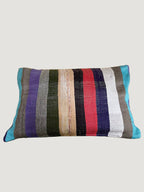 Confectionnée à partir d’anciennes couvertures marocaines Haïk soigneusement chinées, la housse de coussin LITA1 est une pièce unique au charme authentique.