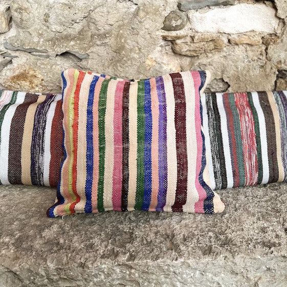 Confectionnée à partir d’anciennes couvertures marocaines Haïk soigneusement chinées, la housse de coussin VEDA1 est une pièce unique au charme authentique.