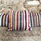 Confectionnée à partir d’anciennes couvertures marocaines Haïk soigneusement chinées, la housse de coussin VEDA1 est une pièce unique au charme authentique.