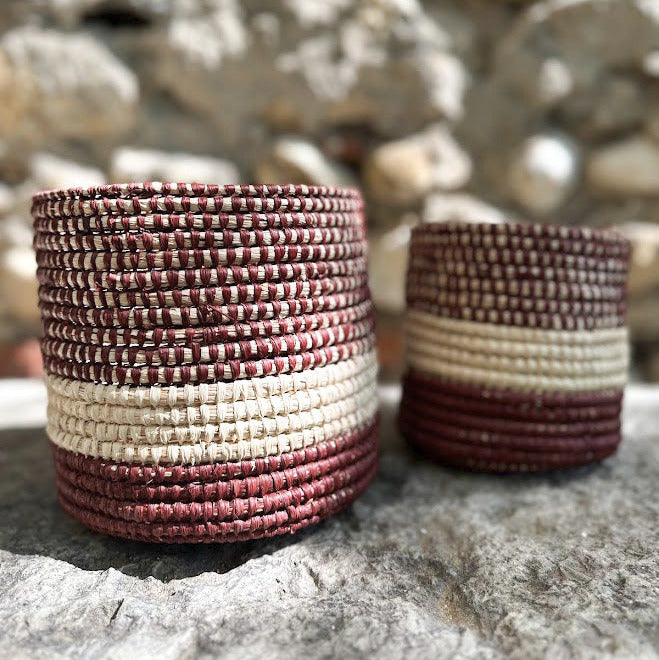 Les paniers ATAY incarnent le charme du fait-main et la beauté des fibres naturelles.
Tressés à la main en raphia, ils se distinguent par leurs teintes naturelles et leur texture douce, apportant une note bohème et raffinée à votre intérieur.