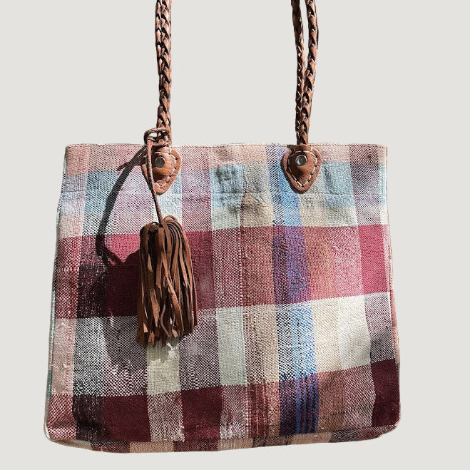 Né de la rencontre entre artisanat traditionnel marocain et design contemporain, le sac Aki est confectionné à partir d’anciennes couvertures Haïk, soigneusement chinées et transformées en pièces uniques.
Chaque sac se distingue par ses motifs, rayures et nuances, rendant chaque modèle absolument singulier.