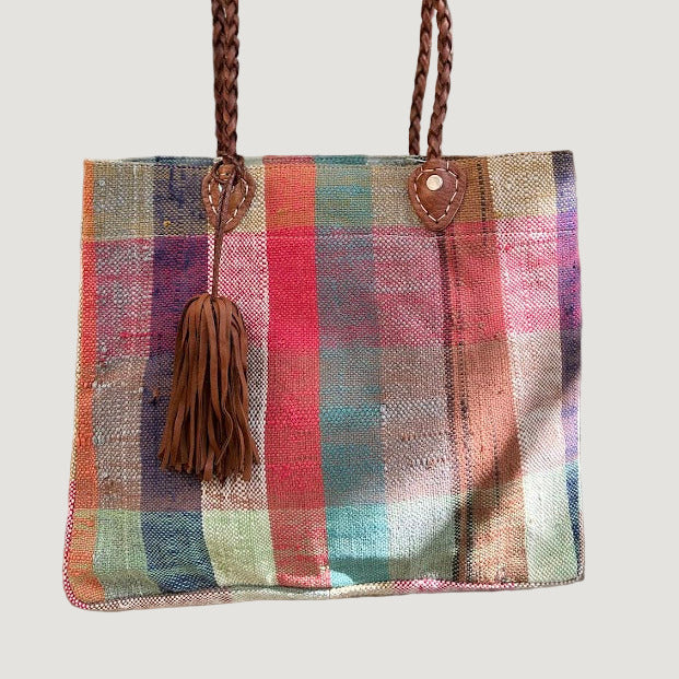 Né de la rencontre entre artisanat traditionnel marocain et design contemporain, le sac Aki est confectionné à partir d’anciennes couvertures Haïk, soigneusement chinées et transformées en pièces uniques.
Chaque sac se distingue par ses motifs, rayures et nuances, rendant chaque modèle absolument singulier.