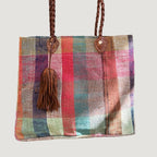 Né de la rencontre entre artisanat traditionnel marocain et design contemporain, le sac Aki est confectionné à partir d’anciennes couvertures Haïk, soigneusement chinées et transformées en pièces uniques.
Chaque sac se distingue par ses motifs, rayures et nuances, rendant chaque modèle absolument singulier.