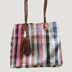 Né de la rencontre entre artisanat traditionnel marocain et design contemporain, le sac Aki est confectionné à partir d’anciennes couvertures Haïk, soigneusement chinées et transformées en pièces uniques.