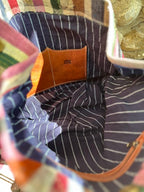 Né de la rencontre entre artisanat traditionnel marocain et design contemporain, le sac Aki est confectionné à partir d’anciennes couvertures Haïk, soigneusement chinées et transformées en pièces uniques.
Chaque sac se distingue par ses motifs, rayures et nuances, rendant chaque modèle absolument singulier.