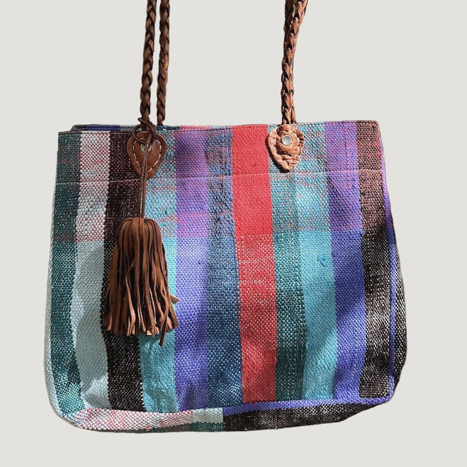 Né de la rencontre entre artisanat traditionnel marocain et design contemporain, le sac Aki est confectionné à partir d’anciennes couvertures Haïk, soigneusement chinées et transformées en pièces uniques.
Chaque sac se distingue par ses motifs, rayures et nuances, rendant chaque modèle absolument singulier.