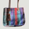 Né de la rencontre entre artisanat traditionnel marocain et design contemporain, le sac Aki est confectionné à partir d’anciennes couvertures Haïk, soigneusement chinées et transformées en pièces uniques.
Chaque sac se distingue par ses motifs, rayures et nuances, rendant chaque modèle absolument singulier.