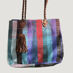 Né de la rencontre entre artisanat traditionnel marocain et design contemporain, le sac Aki est confectionné à partir d’anciennes couvertures Haïk, soigneusement chinées et transformées en pièces uniques.
Chaque sac se distingue par ses motifs, rayures et nuances, rendant chaque modèle absolument singulier.