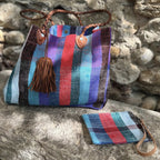 Né de la rencontre entre artisanat traditionnel marocain et design contemporain, le sac Aki est confectionné à partir d’anciennes couvertures Haïk, soigneusement chinées et transformées en pièces uniques.
Chaque sac se distingue par ses motifs, rayures et nuances, rendant chaque modèle absolument singulier.