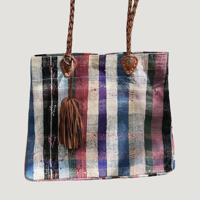 Né de la rencontre entre artisanat traditionnel marocain et design contemporain, le sac Aki est confectionné à partir d’anciennes couvertures Haïk, soigneusement chinées et transformées en pièces uniques.
Chaque sac se distingue par ses motifs, rayures et nuances, rendant chaque modèle absolument singulier.