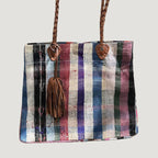 Né de la rencontre entre artisanat traditionnel marocain et design contemporain, le sac Aki est confectionné à partir d’anciennes couvertures Haïk, soigneusement chinées et transformées en pièces uniques.
Chaque sac se distingue par ses motifs, rayures et nuances, rendant chaque modèle absolument singulier.