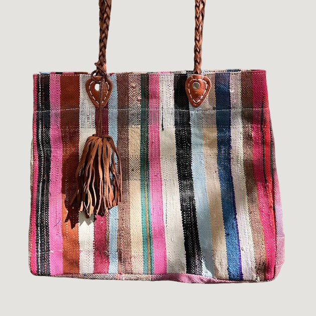Né de la rencontre entre artisanat traditionnel marocain et design contemporain, le sac Aki est confectionné à partir d’anciennes couvertures Haïk, soigneusement chinées et transformées en pièces uniques.
Chaque sac se distingue par ses motifs, rayures et nuances, rendant chaque modèle absolument singulier.