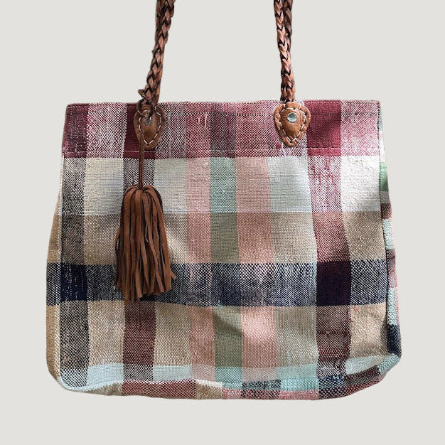 Né de la rencontre entre artisanat traditionnel marocain et design contemporain, le sac Aki est confectionné à partir d’anciennes couvertures Haïk, soigneusement chinées et transformées en pièces uniques.
Chaque sac se distingue par ses motifs, rayures et nuances, rendant chaque modèle absolument singulier.