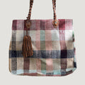 Né de la rencontre entre artisanat traditionnel marocain et design contemporain, le sac Aki est confectionné à partir d’anciennes couvertures Haïk, soigneusement chinées et transformées en pièces uniques.
Chaque sac se distingue par ses motifs, rayures et nuances, rendant chaque modèle absolument singulier.