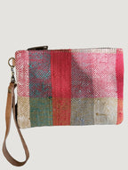 Les pochettes POKI sont confectionnées à partir de tissus Haïk marocains chinés, colorés et tous différents. Chaque modèle est une pièce unique, reflet d’un savoir-faire artisanal authentique.