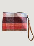 Les pochettes POKI sont confectionnées à partir de tissus Haïk marocains chinés, colorés et tous différents. Chaque modèle est une pièce unique, reflet d’un savoir-faire artisanal authentique.