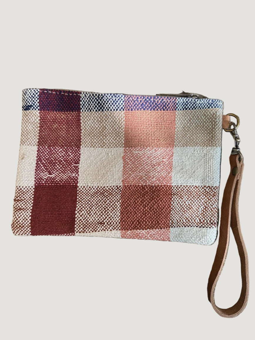 Les pochettes POKI sont confectionnées à partir de tissus Haïk marocains chinés, colorés et tous différents. Chaque modèle est une pièce unique, reflet d’un savoir-faire artisanal authentique.