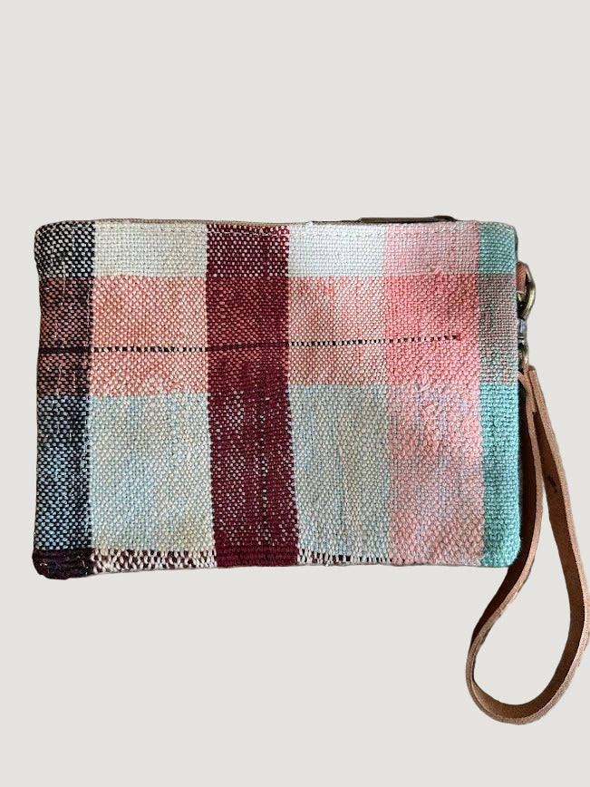 Les pochettes POKI sont confectionnées à partir de tissus Haïk marocains chinés, colorés et tous différents. Chaque modèle est une pièce unique, reflet d’un savoir-faire artisanal authentique.