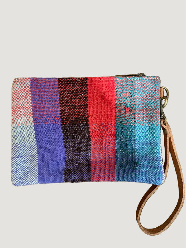 Les pochettes POKI sont confectionnées à partir de tissus Haïk marocains chinés, colorés et tous différents. Chaque modèle est une pièce unique, reflet d’un savoir-faire artisanal authentique.