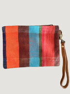 Les pochettes POKI sont confectionnées à partir de tissus Haïk marocains chinés, colorés et tous différents. Chaque modèle est une pièce unique, reflet d’un savoir-faire artisanal authentique.