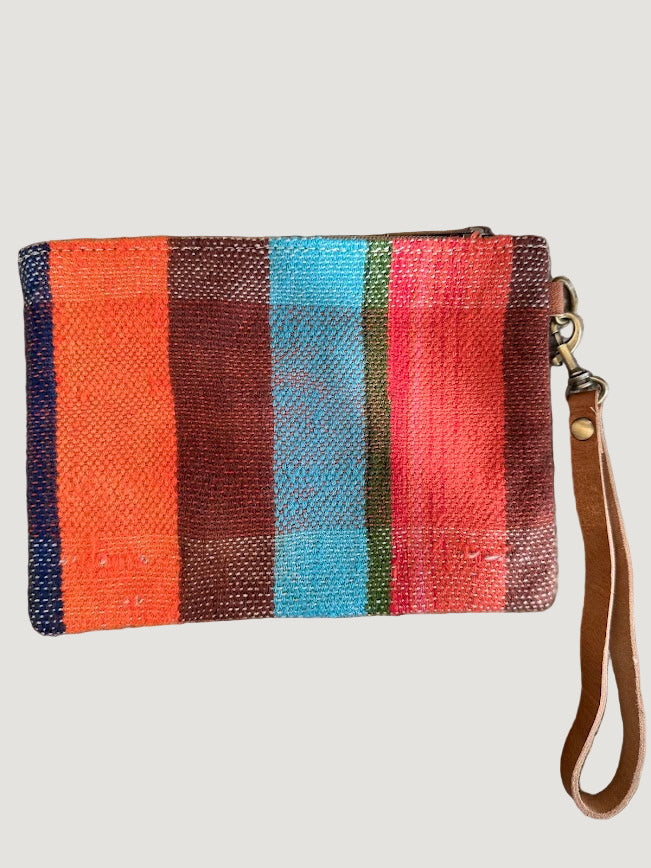 Les pochettes POKI sont confectionnées à partir de tissus Haïk marocains chinés, colorés et tous différents. Chaque modèle est une pièce unique, reflet d’un savoir-faire artisanal authentique.