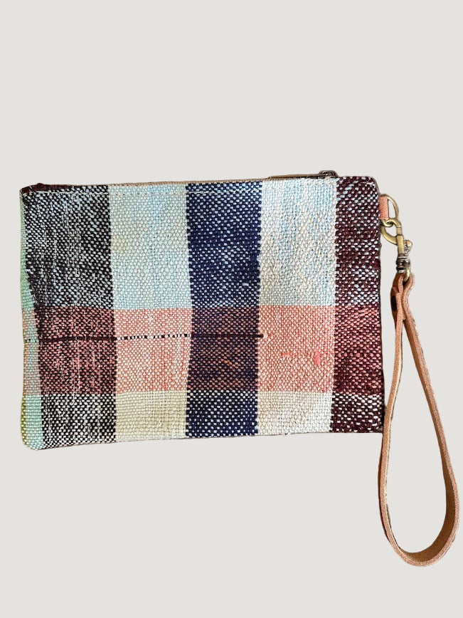 Les pochettes POKI sont confectionnées à partir de tissus Haïk marocains chinés, colorés et tous différents. Chaque modèle est une pièce unique, reflet d’un savoir-faire artisanal authentique.