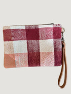 Les pochettes POKI sont confectionnées à partir de tissus Haïk marocains chinés, colorés et tous différents. Chaque modèle est une pièce unique, reflet d’un savoir-faire artisanal authentique.