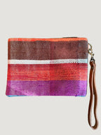 Les pochettes POKI sont confectionnées à partir de tissus Haïk marocains chinés, colorés et tous différents. Chaque modèle est une pièce unique, reflet d’un savoir-faire artisanal authentique.