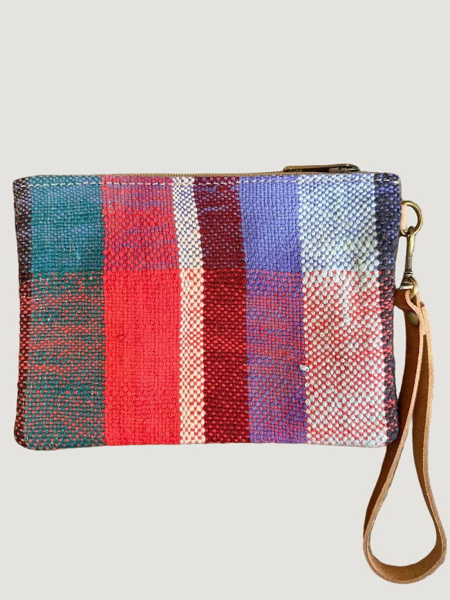 Les pochettes POKI sont confectionnées à partir de tissus Haïk marocains chinés, colorés et tous différents. Chaque modèle est une pièce unique, reflet d’un savoir-faire artisanal authentique.