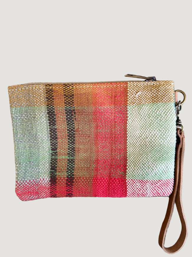 Les pochettes POKI sont confectionnées à partir de tissus Haïk marocains chinés, colorés et tous différents. Chaque modèle est une pièce unique, reflet d’un savoir-faire artisanal authentique.