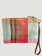 Les pochettes POKI sont confectionnées à partir de tissus Haïk marocains chinés, colorés et tous différents. Chaque modèle est une pièce unique, reflet d’un savoir-faire artisanal authentique.