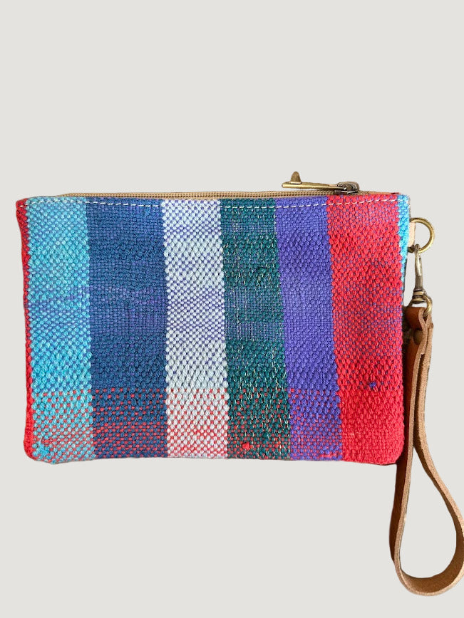 Les pochettes POKI sont confectionnées à partir de tissus Haïk marocains chinés, colorés et tous différents. Chaque modèle est une pièce unique, reflet d’un savoir-faire artisanal authentique.