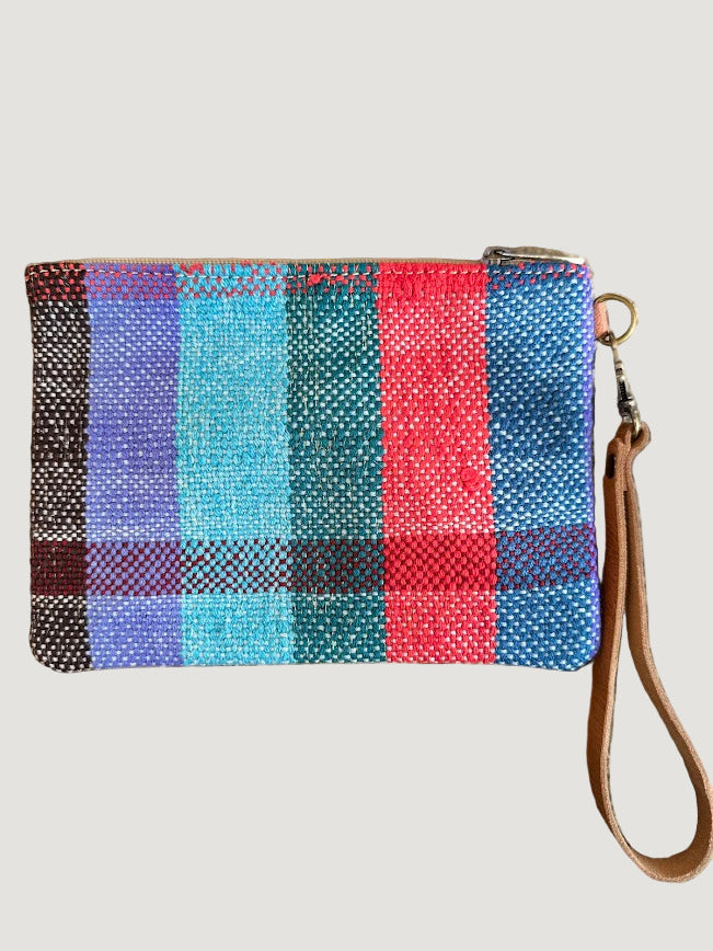 Les pochettes POKI sont confectionnées à partir de tissus Haïk marocains chinés, colorés et tous différents. Chaque modèle est une pièce unique, reflet d’un savoir-faire artisanal authentique.